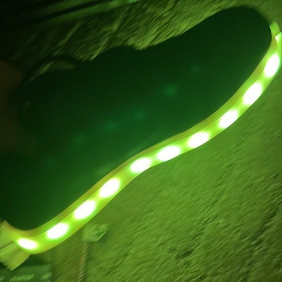 These are shoes that light up from the bottom - Picture 4 of 7